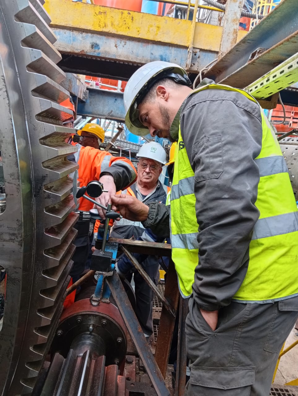 Équipe INDULECAM contrôlant la couronne du broyeur à boulets sur le chantier OCP Safi
